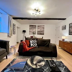 Apartment Superbly Located 2 Bedroom Luxury, Bath